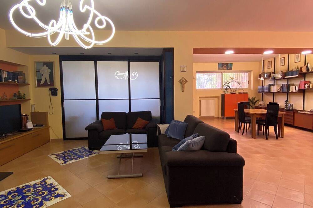 B&B La Rosa: large apartment with modern kitchen (sleeps 3) in Salerno, Tyrrhenische Küste Kampanien