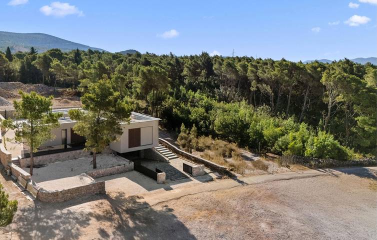 Spacious 2-Bedroom Apartment with Pool, Garage, and Terrace in Sibenik, Šibenik-Knin