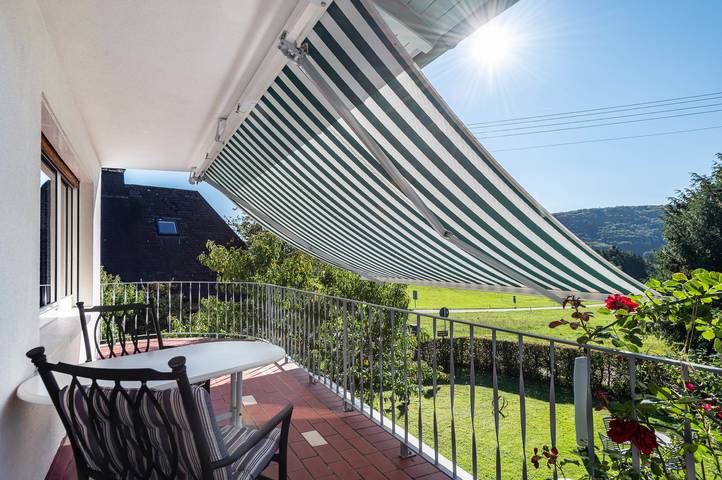 Apartamento inteiro, Apartamento 'Kropp' com vista para a montanha, varanda e Wi-Fi in Steinen, Floresta Negra do Sul