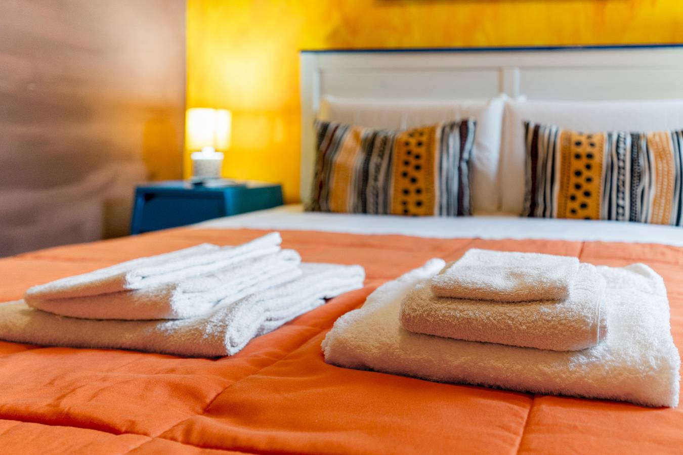 Camera 'Bnb Sottosopra - Camera Ocra' con vista mare, Wi-Fi e aria condizionata in Gallipoli, Golfo di Taranto