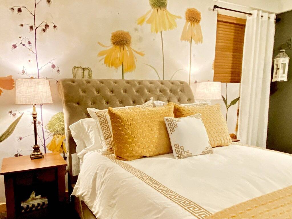 Charming & Inviting Railtown Suite - Walk Überall! in Nelson, Whitewater Ski Resort