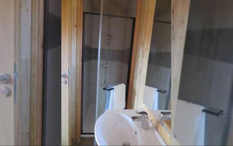 Location de vacances pour 2 personnes, avec balcon ainsi que jacuzzi et jardin à Saint-Romain-de-Jalionas - 2