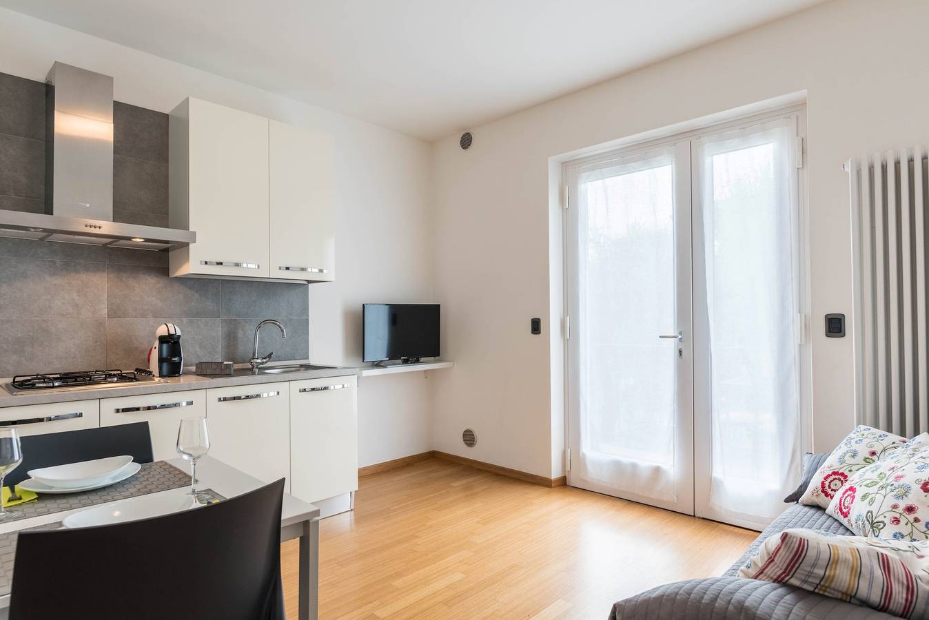 Appartement entier, Appartement de vacances "Casa Stefi N2" près du lac de Garde avec Wi-Fi, balcon, jardin et piscine in Malcesine, Montagnes autour du lac de Garde