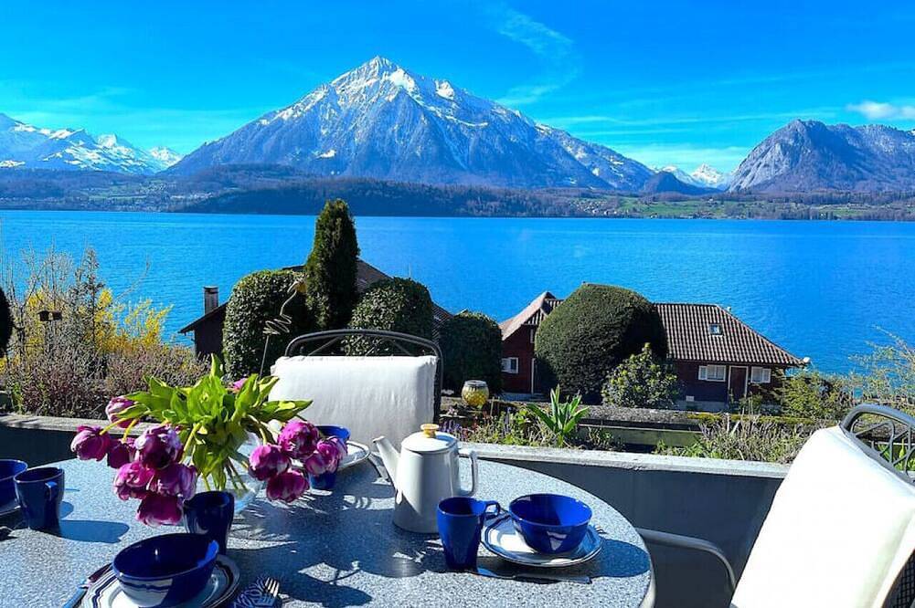 Geheel appartement, Swisshut Stunning Views Alps & Lake - Apart. Herzog 24 in Sigriswil, Meer van Thun