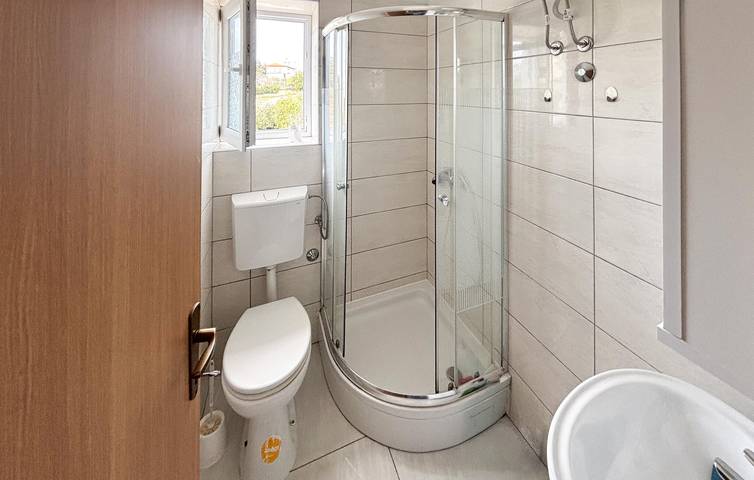 Appartement de vacances entier, Charmant appartement avec terrasse, Wi-Fi et parking près de la plage naturiste de Kandarola in Kampor, Rab