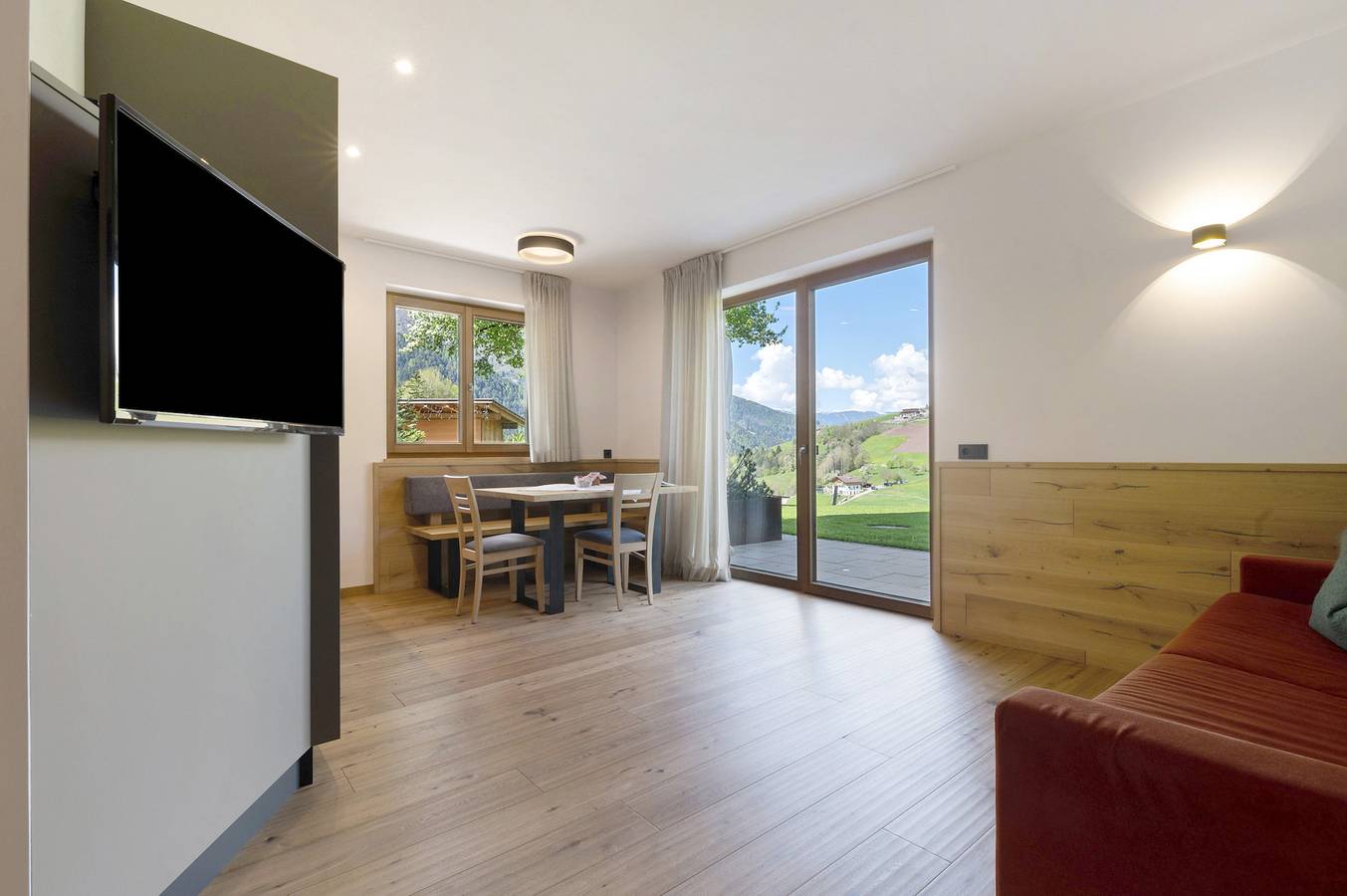 Ganze Wohnung, Ferienwohnung 'Baumannhof Apartment Ega' mit Bergblick, Gemeinschaftsterrasse und Wi-Fi in St. Peter (Bozen), Villnöß