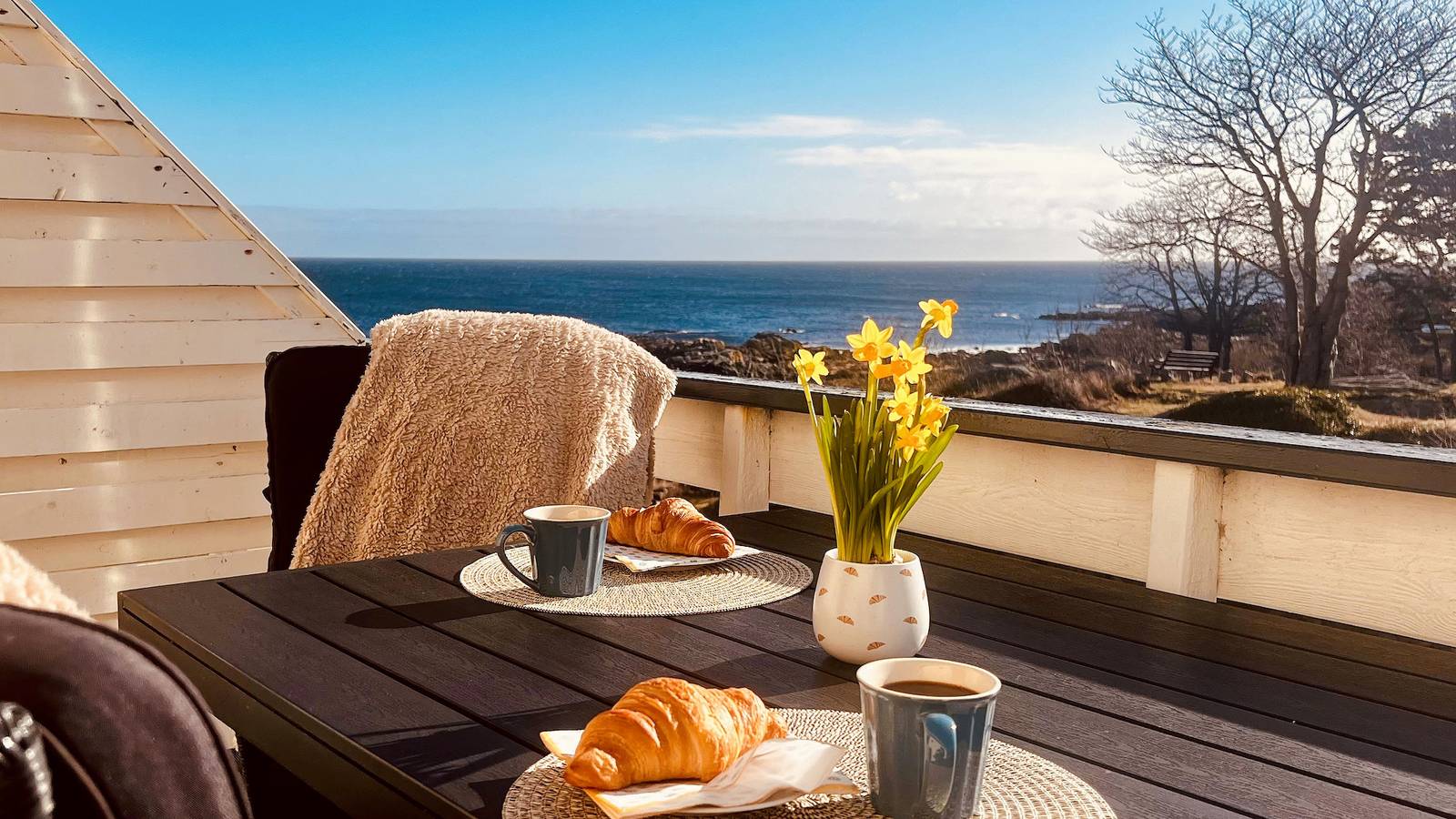Entire apartment, Sea views & cliffs –50 m from the sea in Sandvig. in Sandvig, Bornholm