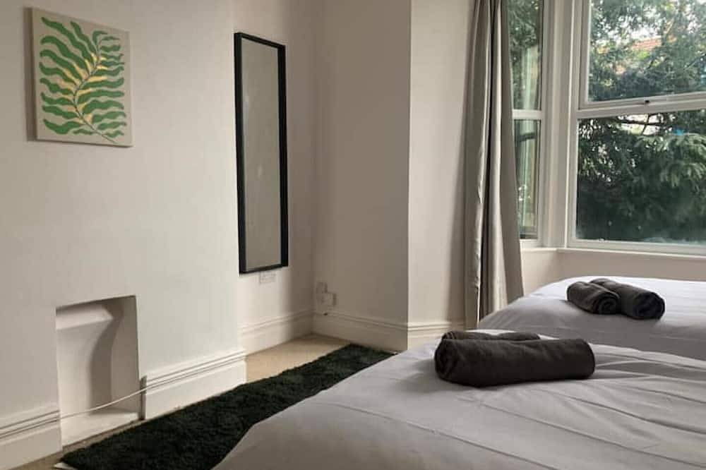 Entire apartment, Central 2 bed flat with off street-parking in Bristol, South West England