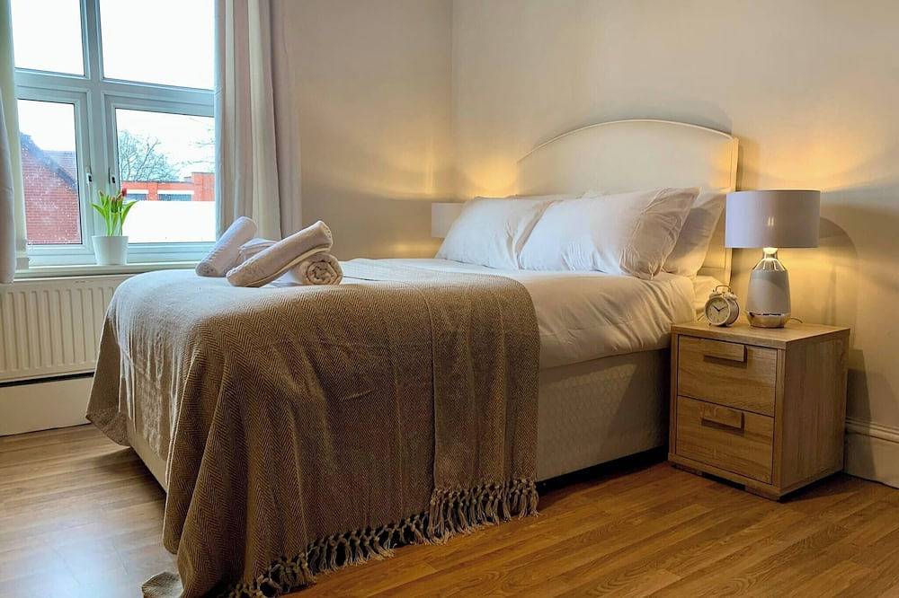 6Br Home with Parking Near Wolverhampton in Walsall, Birmingham Area
