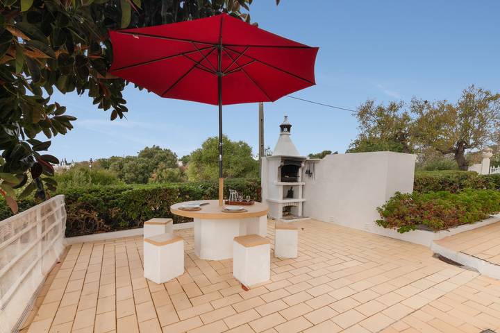 Villa 'Vivenda Deolinda' with Sea View, Wi-Fi and Air Conditioning in Albufeira in Albufeira e Olhos de Água, Faro distrikt