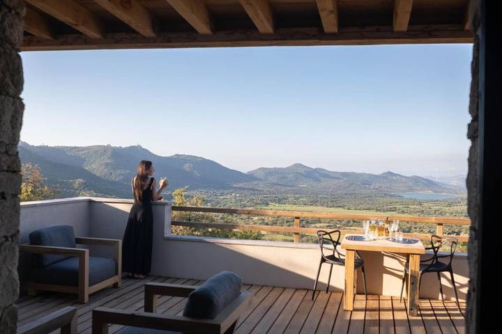 Chambre d’hôte pour 2 personnes, avec vue sur le lac et terrasse ainsi que vue et piscine en Corse - 3