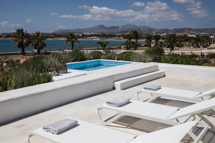 Villa pour 14 personnes, avec terrasse ainsi que jardin et vue sur l’océan dans Paros