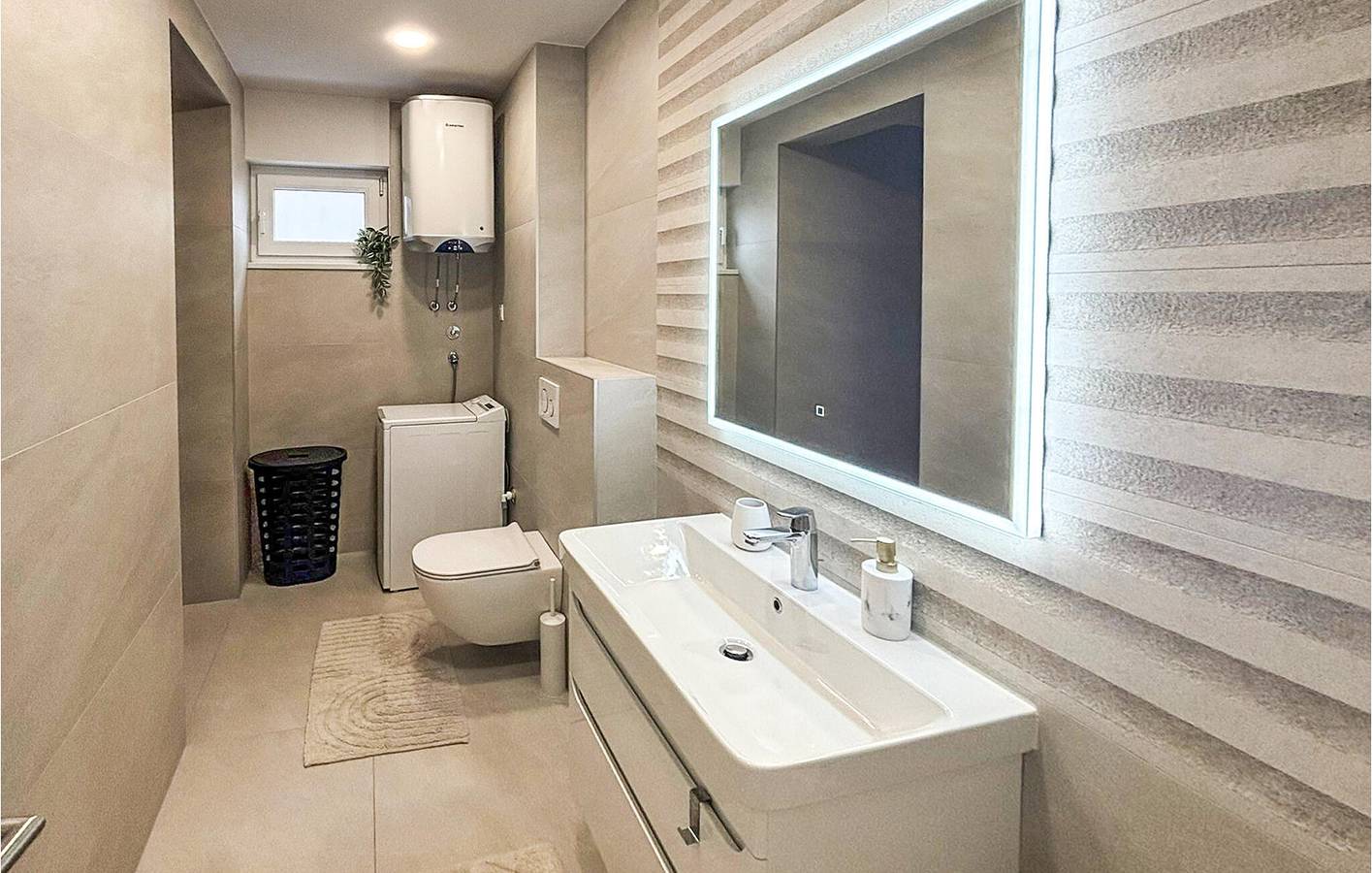 Ganze Ferienwohnung, Urlaub am Meer: Modernes Apartment mit 1 Schlafzimmer, Terrasse und Annehmlichkeiten in Tucepi, Makarska Riviera