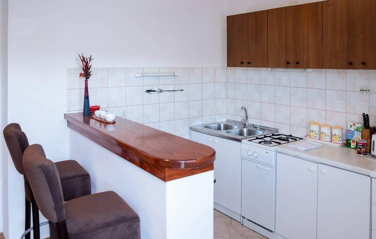 Ganze Ferienwohnung, Gemütliche 100 m² große Wohnung mit WLAN, Terrasse, Küche und Parkplatz in Gračac, Zadar