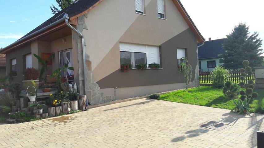 Ferienwohnung für 6 Personen, mit Terrasse und Whirlpool sowie Garten und Pool in Szőlősgyörök