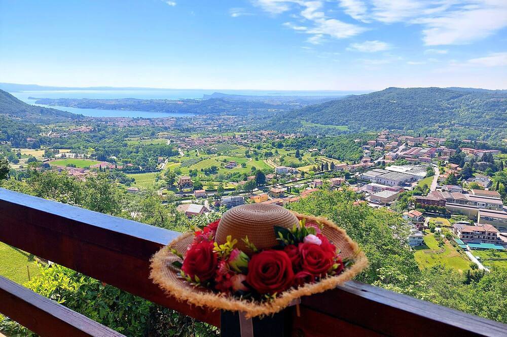 Ganze Wohnung, Bright apartment with pool and amazing view in Villanuova sul Clisi, Gardasee-Berge