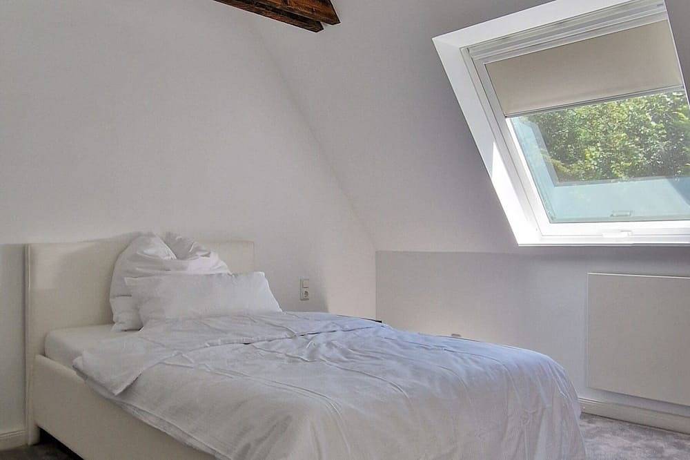 Nice Home Surrounded by Nature with Whirlpool & 3 Bedrooms Near Fairtrade Essen in Stadtbezirk IX, Essen