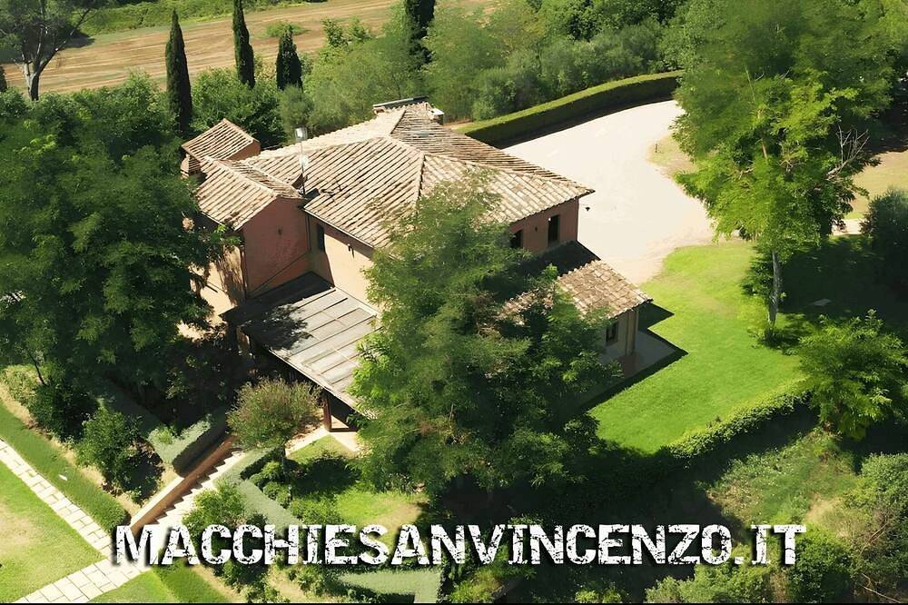 Private Villa with swimming Pool and Garden exclusive use in Chiusi, Chianti