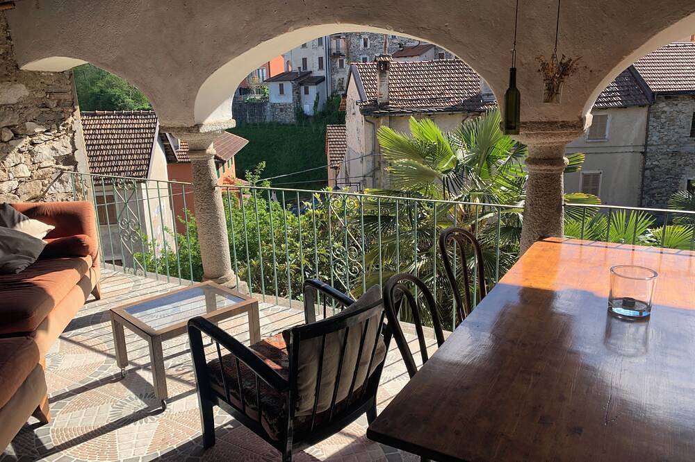 Lake Orta: Beautiful & cozy old village house with large loggia & garden in Artò (Madonna del Sasso), Madonna del Sasso