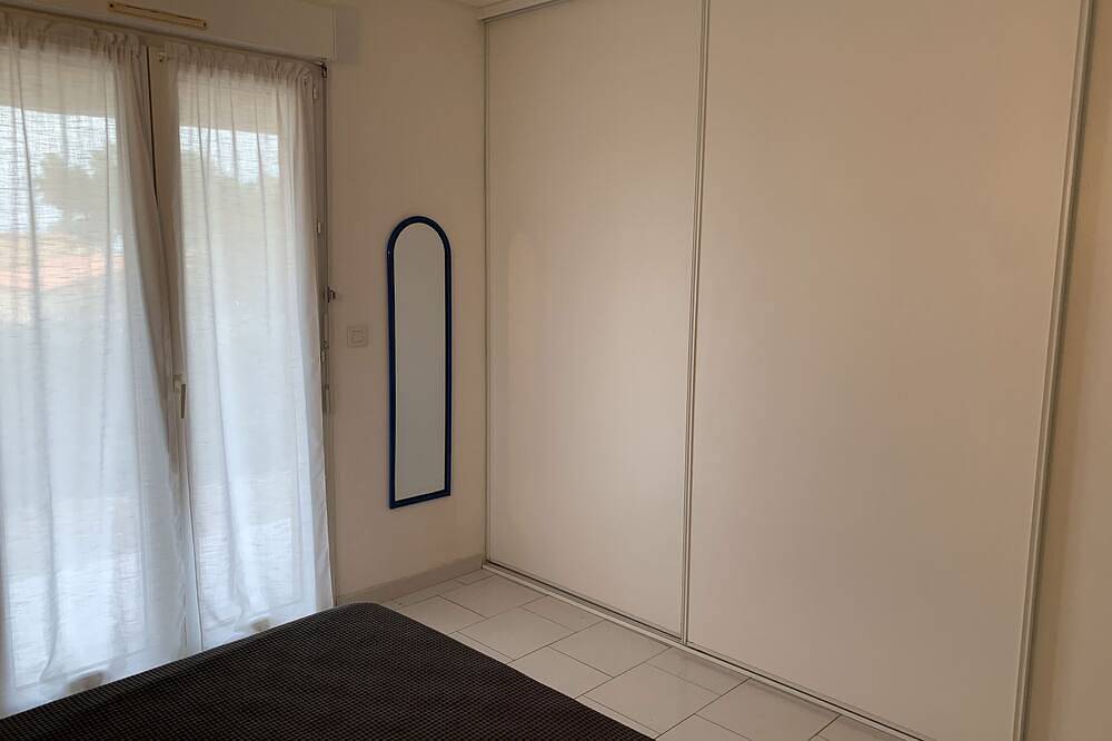 Entire apartment, Garden level, sea view, 1-minute walk from a peaceful cove in Sant Ambroggio, Lumio