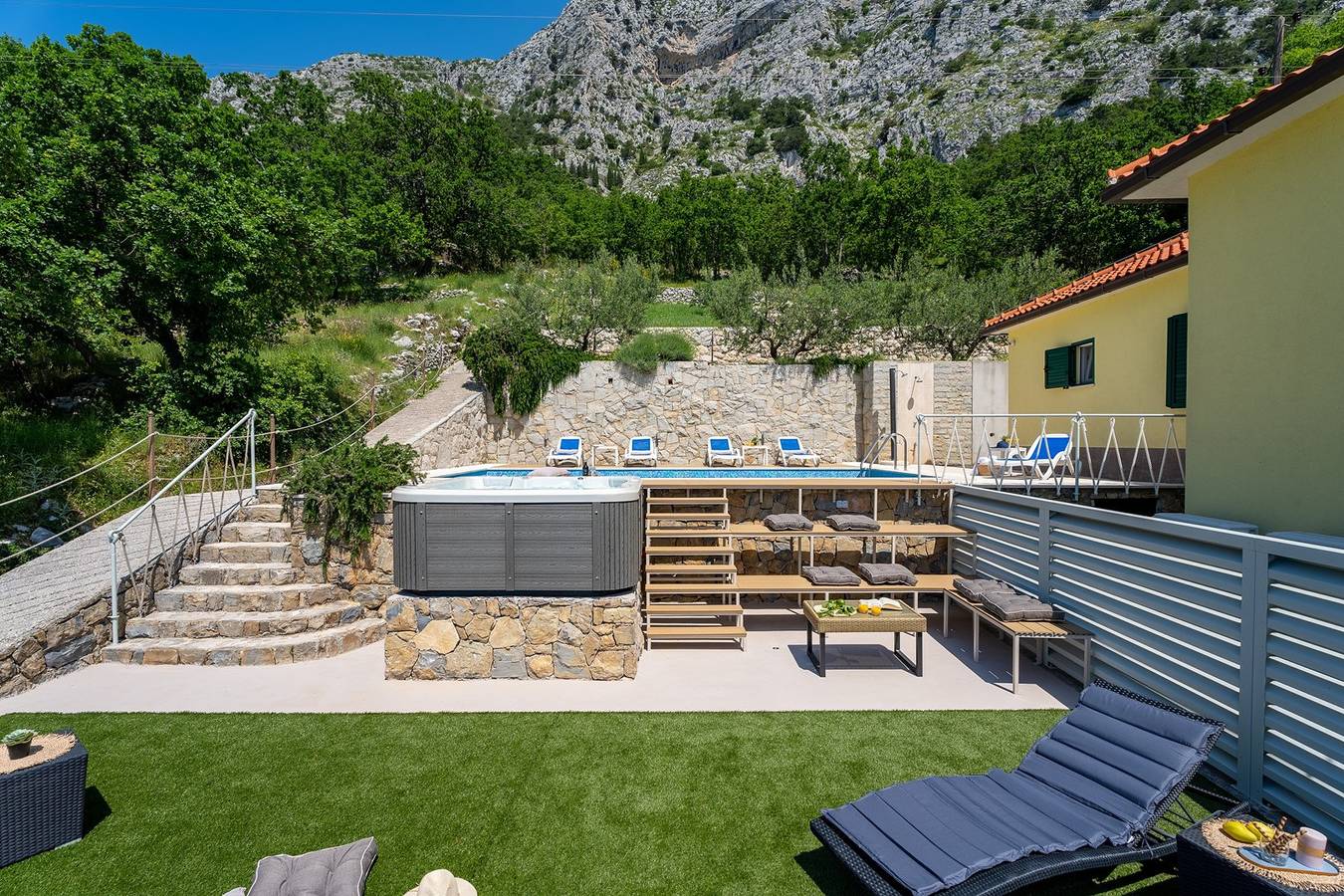 Max. 11 Personen, 5 Schlafzimmer, 4 Bäder, Fitnessraum, Grill, Tischtennis in Lokva Rogoznica, Split-Dalmatien