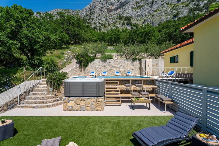 Max. 11 Personen, 5 Schlafzimmer, 4 Bäder, Fitnessraum, Grill, Tischtennis in Lokva Rogoznica, Omis-Riviera