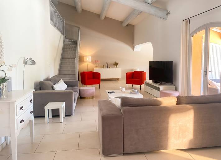 Villa spacieuse proche de Marseille avec jardin et piscine privée in La Tour-d'Aigues, Parc naturel régional du Luberon