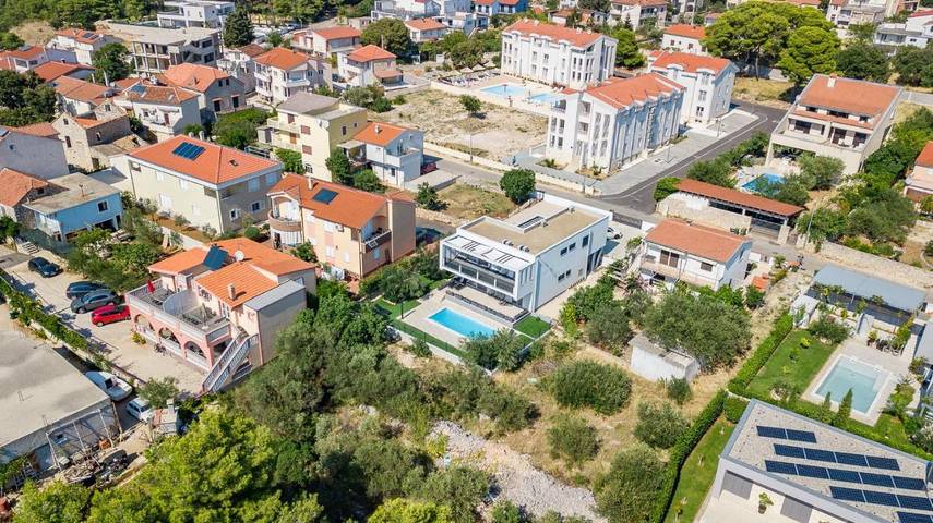 Villa pour 10 personnes, avec jardin ainsi que vue et piscine à Tribunj
