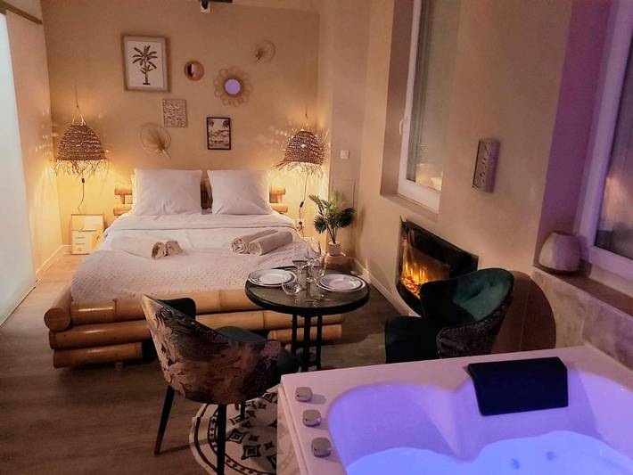 Gîte pour 2 personnes, avec jacuzzi dans Plage de Porspaul