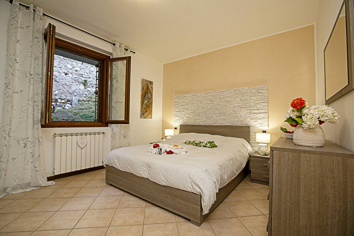 Ganze Wohnung, Borgo Degli Ulivi shared pool- 200m lake in Maderno, Toscolano-Maderno