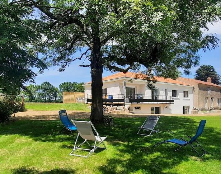 Location de vacances pour 10 personnes, avec Balcon et Terrasse ainsi que Jardin et Vue à La Roche-sur-Yon
