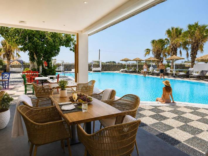 Chambre d’hôte pour 3 personnes, avec terrasse et piscine à Perissa