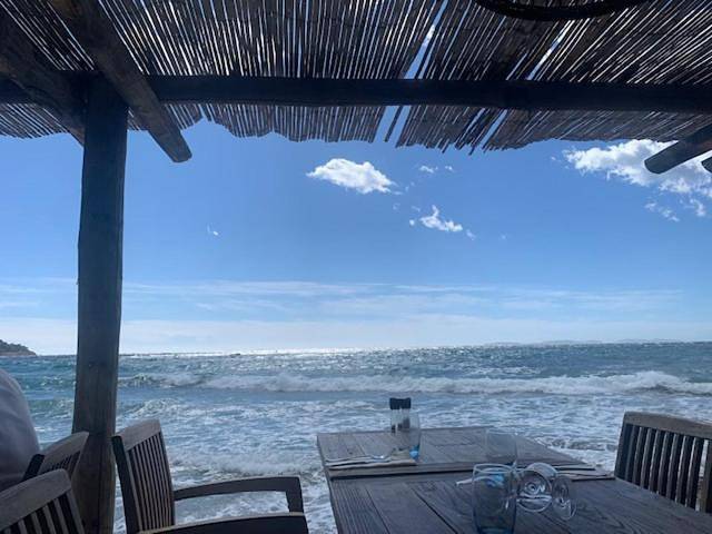 Location de vacances pour 4 personnes, avec vue ainsi que jardin et piscine dans Plage de Gigaro - 4