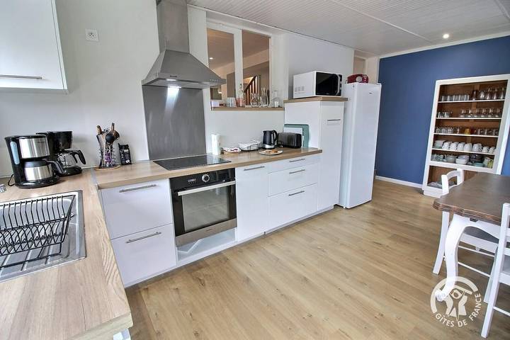 Gîte pour 12 personnes, avec terrasse ainsi que jardin et piscine à Erquy - 3