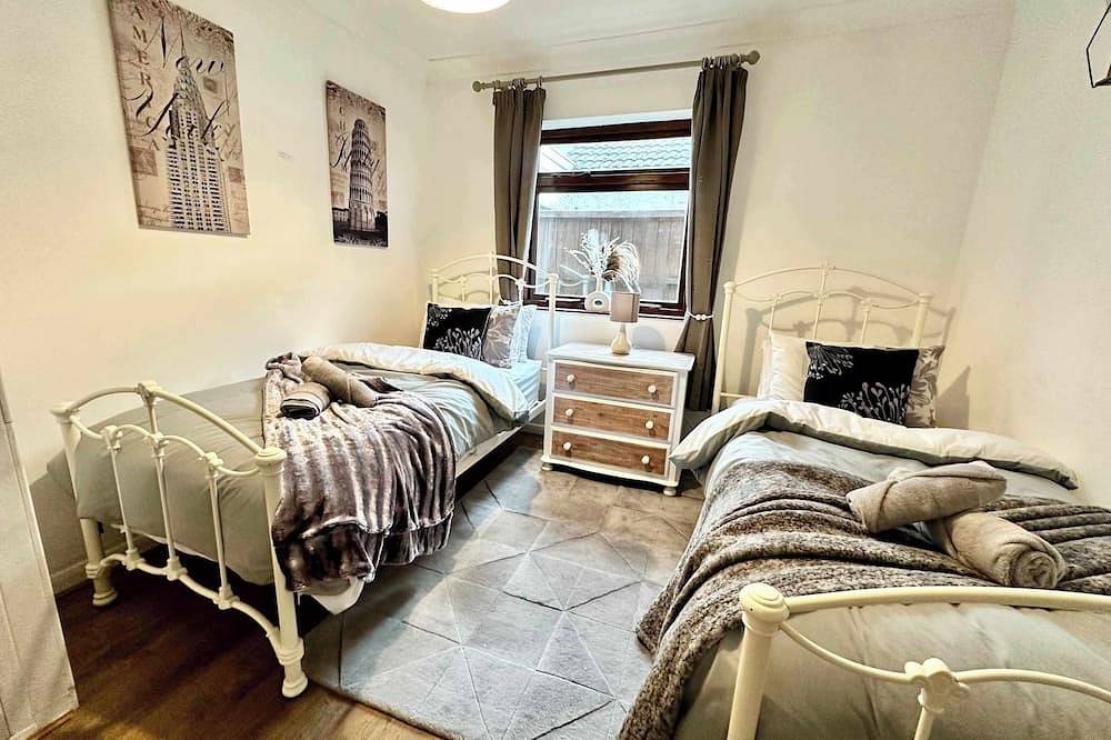 Homely 3-Bed Bungalow, near Windsor & Slough in Slough, Berkshire