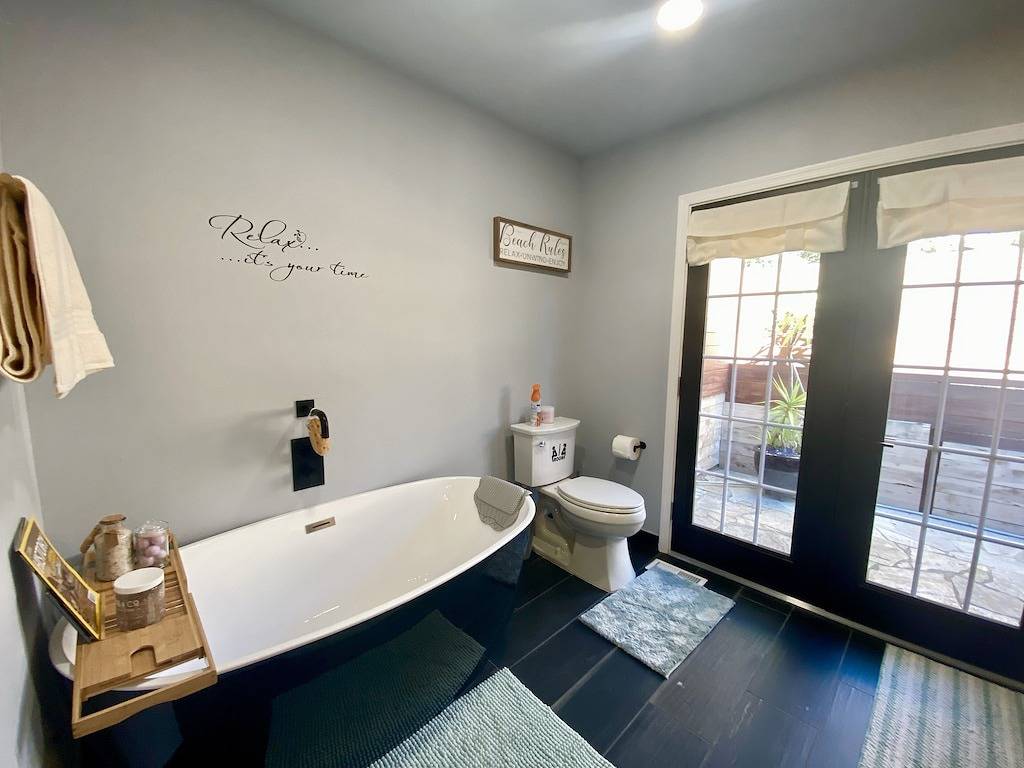 Modern 1Br Carmel Escape: Dog Friendly En-suite, Valley Views & Mins to Downtown in Monterey County