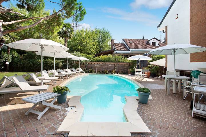 "Villa La Palmetta" with Pool, Terrace & Wi-Fi in Mediglia, Milan Province