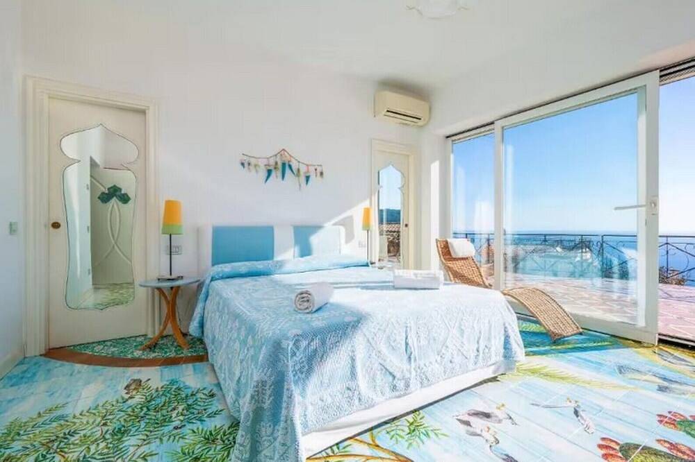 Villa Lavinia with private pool, terrace and sea view in Sorrento Coast in Torca, Neapel Provinz