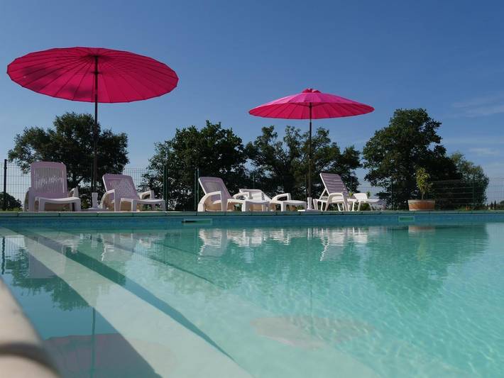 Gîte pour 6 personnes, avec Terrasse ainsi que Jardin et Piscine à Jouqueviel