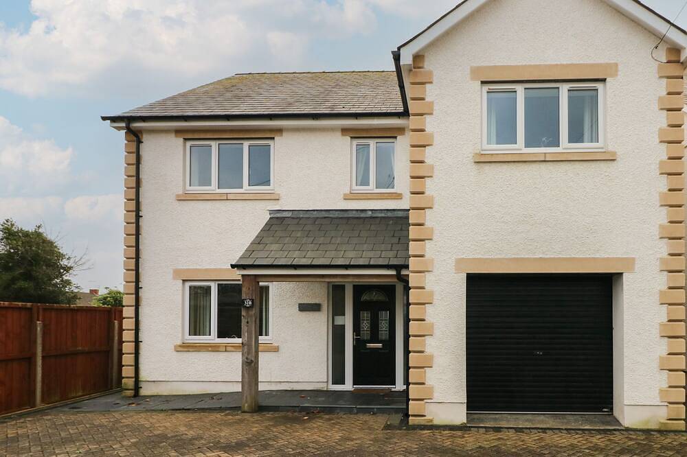 Llygad Yr Haul (Sun), pet friendly, with a garden in Burry Port in Burry Port, Carmarthenshire