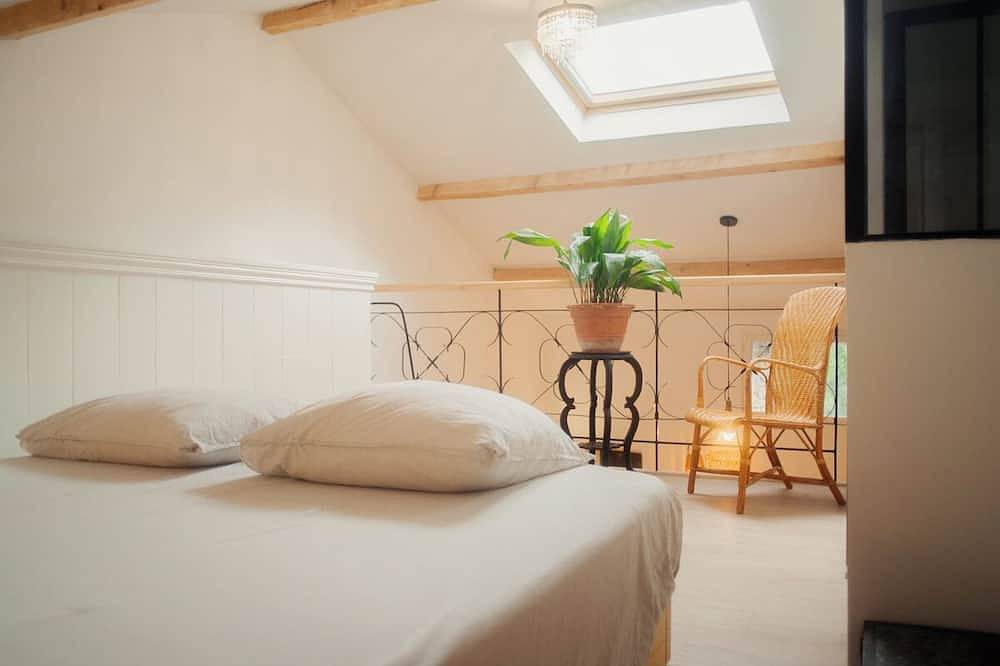 Appartement entier, Studio / loft confortable, lumineux et spacieux, dans charmant bourg 'Les Vans'. in Les Vans, Parc naturel régional des Monts d'Ardèche