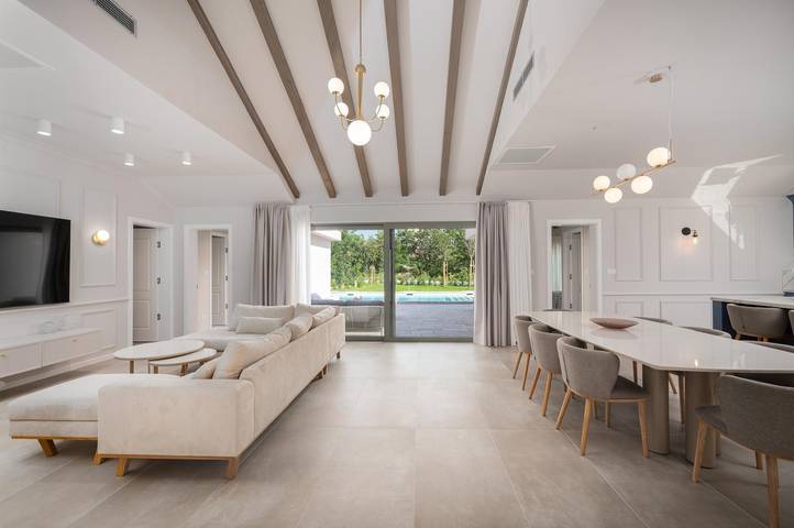 Luxury Villa Melanie near Split, heated pool in Dugopolje, Dalmatinisches Zagora