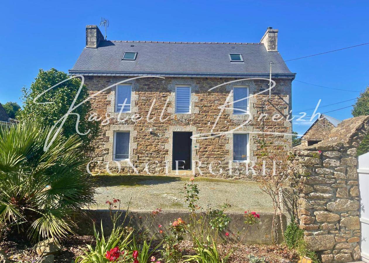 Chez Jeanne, maison en pierre de pays avec jardin in Plougonver, Région de Guingamp