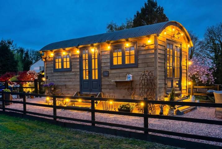 Glamping for 2 people, with Garden and View in Staffordshire