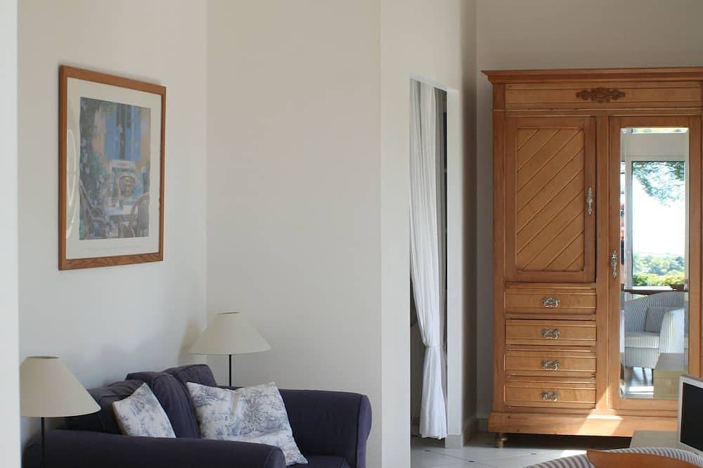 Quiet Country Cottage For 2.   Heated Pool.  Panoramic Sea View.  Near Beaches in Mortagne-sur-Gironde, Saintes region