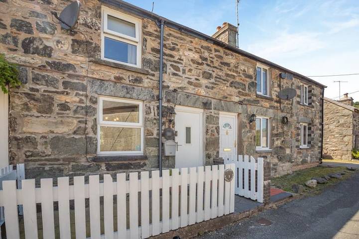 Cottage for 4 people, with Hot tub and Garden in Penmachno