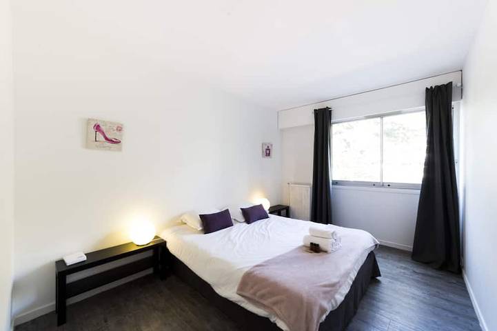 Entire apartment, Le Parc des Frères Lumière - 2/6 pers. - 120m2 balcony, quiet, parking, metro in Lyon, Lyon region