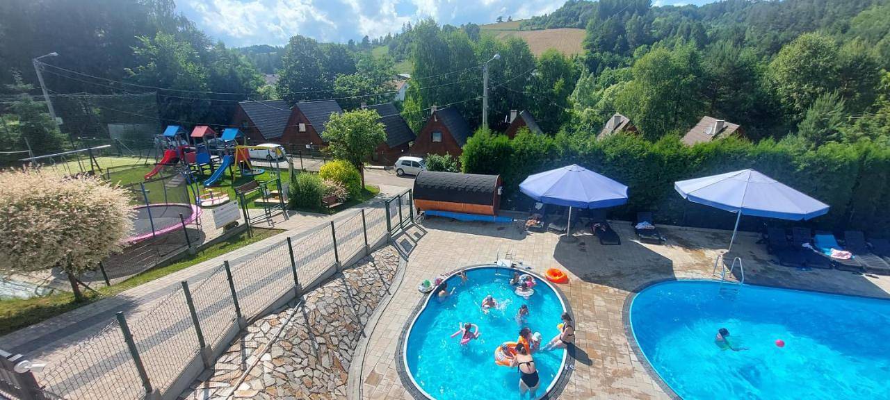 Ow "Domki Matiaszówka" z Podgrzewanymi Basenami, oczkiem wodnym, ogrodzonym placem zabaw i boiskiem in Karpaty (Polska)