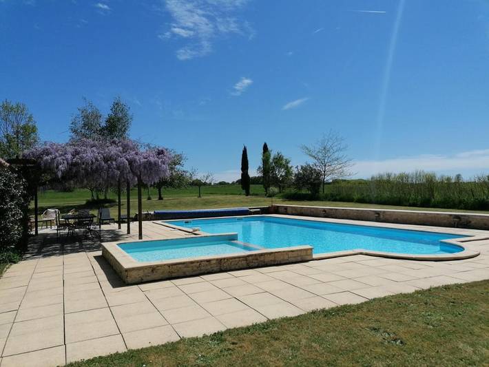 Location de vacances pour 14 personnes, avec bassin pour enfant et jardin ainsi que piscine et vue, adapté aux familles à Saint-Ciers-sur-Bonnieure