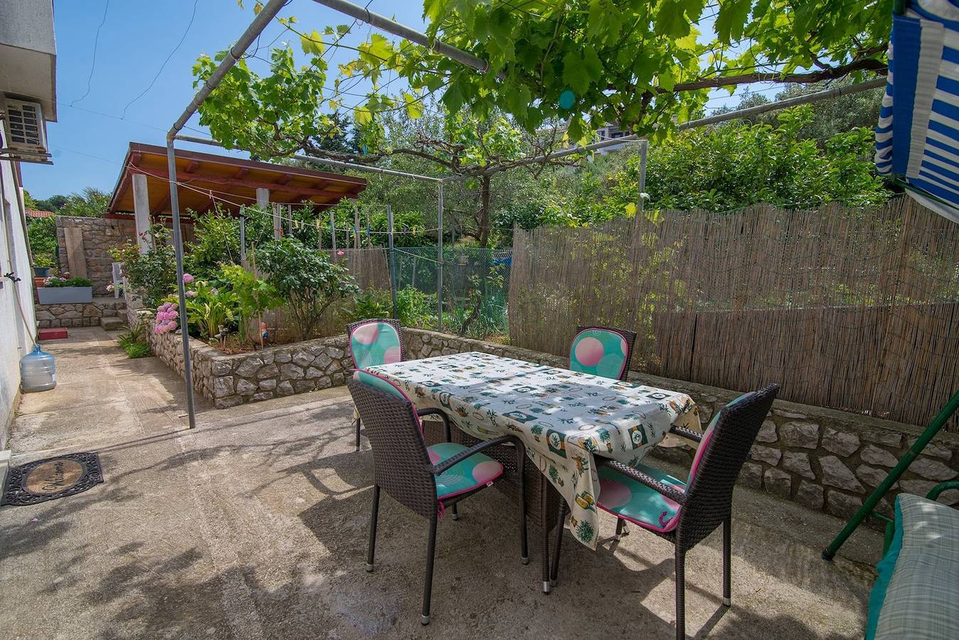 Ganze Wohnung, 2-Zimmer-Ferienwohnung mit Terrasse Mali Losinj, Losinj A-21195-a in Mali Lošinj, Lošinj